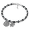 Bracciale uomo 10 Buoni Propositi Stone B5291  Il bracciale “Stone” è formato da dadini di ematite alternati a elementi di acciaio a rondella e sfera che scorrono su una base di catena. Il bracciale porta due ciondoli: una medaglia tonda 15mm che porta inciso il Buon proposito e sul retro il marchio annaBIBLO° affiancata da un ciondolo con la forma dell’icona che rappresenta il Buon proposito Bracciale in acciaio AISI 304 ipoallergenico e ematite. MODELLO UOMO: Lunghezza 20 cm + 4 cm di extension. 