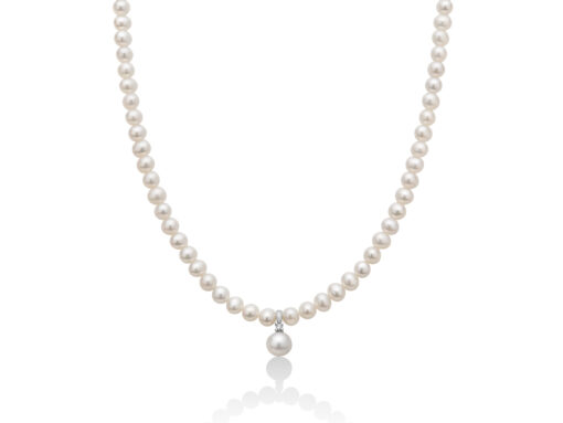 Collana donna Miluna Filo di Perle PCL5528V La chiusura del filo è realizzata in oro 18kt, 750/1000. Fl 1 Perle vere MR. Colore: Bianco. Dimensione perla: 5-5,5mm. Dimensione perla centrale: 7,5-8mm.  Lunghezza filo: 40.45cm. Caratura Brillante: 0,02ct. Colore: G.  Purezza: SI. 