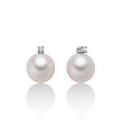 Orecchini donna Miluna Perle PER2303 Realizzati in oro 18kt, 750/1000. 2 Perle vere R. Caratura brillanti: 0,05ct. Colore: G. Purezza: SI. Colore Perla: Bianco. Dimensione perla: 9-9,5mm.