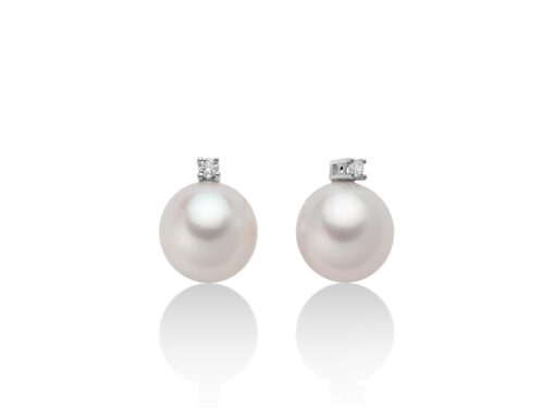 Orecchini donna Miluna Perle PER2303 Realizzati in oro 18kt, 750/1000. 2 Perle vere R. Caratura brillanti: 0,05ct. Colore: G. Purezza: SI. Colore Perla: Bianco. Dimensione perla: 9-9,5mm.