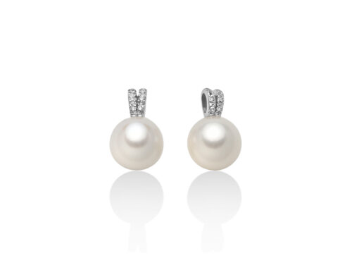 Orecchini donna Miluna Perle PER2312 Realizzati in oro 18kt, 750/1000. 2 Perle vere R. Caratura brillanti: 0,48ct. Colore: G. Purezza: SI. Colore Perla: Bianco. Dimensione perla: 7,5-8mm.