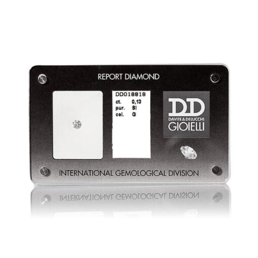 Diamante Blister Davite e Delucchi 0,20 CT DD031626 I Diamanti sono i testimoni perfetti e i simboli tradizionali di ricorrenze e occasioni indimenticabili. Purezza, resistenza e luminosità delle gemme conferiscono un fascino eterno e unico a chi lo riceve. Caratura Diamante: 0,20ct. Colore Diamante: G. Purezza Diamante:  SI. Taglio: Brillante rotondo.