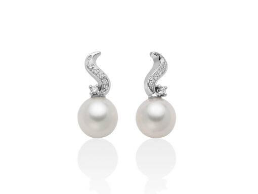 Orecchini donna Miluna Perle PER2603 Realizzato in oro 18kt, 750/1000. Caratura brillanti: 0,14ct. Perle: 2 vere Akoya Colore Perle: Bianco. Dimensione Perle: 8-8,5mm. Colore: G. Purezza: SI. Confezione e Garanzia: Ufficiale Miluna Gioielli.