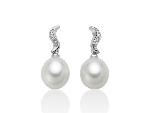 Orecchini donna Miluna Perle PER2642 Realizzato in oro 18kt, 750/1000. Caratura brillanti: 0,08ct. Perle: 2 vere VVR Drop Colore Perle: Bianco. Dimensione Perle: 9,5-10mm. Colore: G. Purezza: SI. Confezione e Garanzia: Ufficiale Miluna Gioielli. 