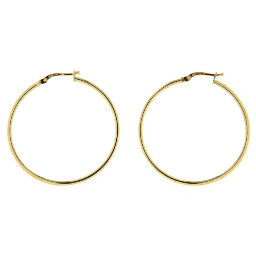 Orecchini donna Cerchi Lisci Oro Giallo 18KT (750) ORC18 Questo gioiello fa parte di tutta quella merce in Oro 18kt, realizzata o venduta nel nostro store! La vendita di gioielli in Oro 18kt è uno dei nostri punti forti da molti anni, tutta la nostra merce è accompagnata dal certificato di garanzia, il punzone 750. Diametro Interno: 3,50cm. Larghezza: 1,00mm. Garanzia: Laboratorio Orafo Taormina Gioielli. Confezione: Confezione Taormina Gioielli.