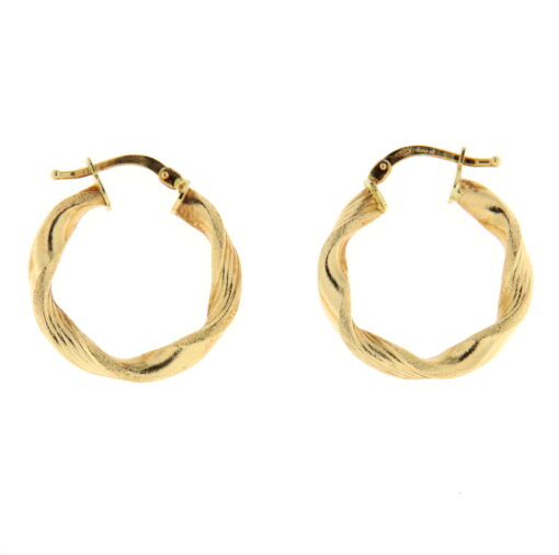 Orecchini donna Cerchi Lavorati Oro Giallo 18KT (750) ORC26 Questo gioiello fa parte di tutta quella merce in Oro 18kt, realizzata o venduta nel nostro store! La vendita di gioielli in Oro 18kt è uno dei nostri punti forti da molti anni, tutta la nostra merce è accompagnata dal certificato di garanzia, il punzone 750. Diametro Interno: 1,60cm. Larghezza: 3,00mm. Garanzia: Laboratorio Orafo Taormina Gioielli. Confezione: Confezione Taormina Gioielli.