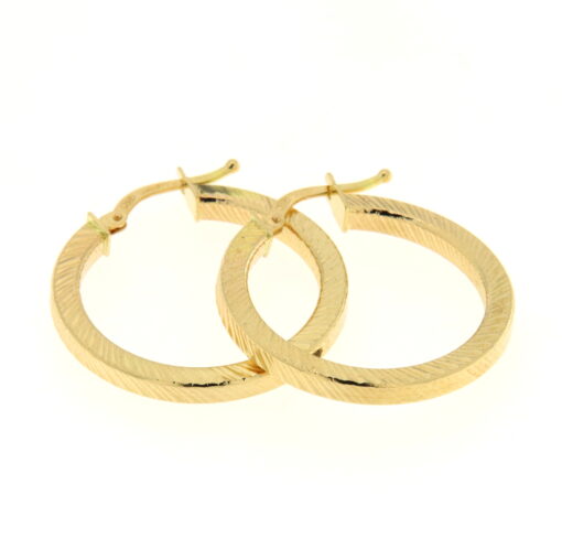 Orecchini donna Cerchi Quadrati Oro Giallo 18KT (750) ORC28 Questo gioiello fa parte di tutta quella merce in Oro 18kt, realizzata o venduta nel nostro store! La vendita di gioielli in Oro 18kt è uno dei nostri punti forti da molti anni, tutta la nostra merce è accompagnata dal certificato di garanzia, il punzone 750. Diametro Interno: 2,00cm. Larghezza: 2,80mm. Garanzia: Laboratorio Orafo Taormina Gioielli. Confezione: Confezione Taormina Gioielli.