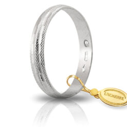 Fedina di Fidanzamento Unisex Unoaerre Camelia Oro Bianco Realizzata in oro 750 in finitura lucida con decorazione diamantata e due righe lucide interne. Gr 1,70. mm 3,00. Inoltre, tutti i pesi indicati sono soggetti alla tolleranza di +/- 5% secondo la misura del dito.