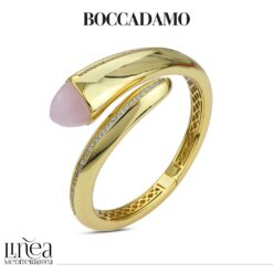 Bracciale donna Boccadamo Caleida KBR024DR Realizzato in bronzo placcato oro giallo. Pietre: Cristallo colore quarzo rosa e zirconi bianchi. Diametro: 6cm. Chiusura: a molla. Confezione: Originale Boccadamo. Garanzia: 2 anni Ufficiale Boccadamo.