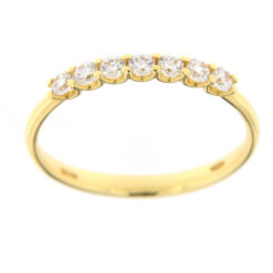 Anello Riviera Oro Giallo 18KT e Zirconi RIV1 Realizzato in Oro750‰ (18KT) Pietre: Zirconi bianchi. Garanzia: Laboratorio orafo Taormina Gioielli. Confezione: Regalo, intestata Taormina Gioielli. Per quanto riguarda la misura:  La misura disponibile in pronta consegna è 15.  Dalla data di acquisto, l’anello verrà portato alla misura desiderata in 1 giorno lavorativo, ovviamente a nostre spese.