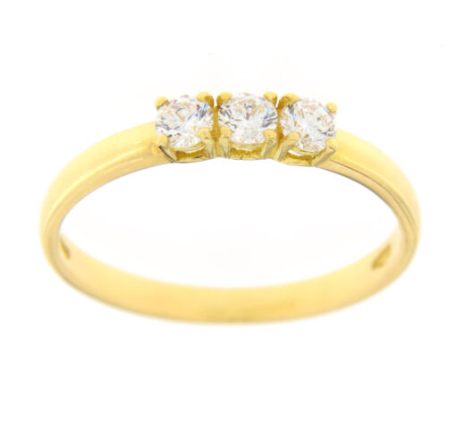 Anello Trilogy Oro Giallo 18KT e Zircone TRILOG2 Realizzato in Oro750‰ (18KT) Pietre: Zirconi bianchi. Garanzia: Laboratorio orafo Taormina Gioielli. Confezione: Regalo, intestata Taormina Gioielli. Per quanto riguarda la misura:  La misura disponibile in pronta consegna è 16.  Dalla data di acquisto, l’anello verrà portato alla misura desiderata in 1 giorno lavorativo, ovviamente a nostre spese.