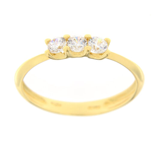 Anello Trilogy Oro Giallo 18KT e Zircone TRILOG4 Realizzato in Oro750‰ (18KT) Pietre: Zirconi bianchi. Garanzia: Laboratorio orafo Taormina Gioielli. Confezione: Regalo, intestata Taormina Gioielli. Per quanto riguarda la misura:  La misura disponibile in pronta consegna è 14.  Dalla data di acquisto, l’anello verrà portato alla misura desiderata in 1 giorno lavorativo, ovviamente a nostre spese.