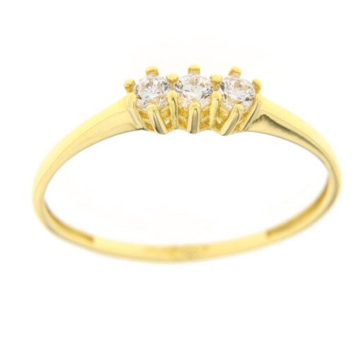 Anello Trilogy Oro Giallo 18KT e Zircone TRILOG5 Realizzato in Oro750‰ (18KT) Pietre: Zirconi bianchi. Garanzia: Laboratorio orafo Taormina Gioielli. Confezione: Regalo, intestata Taormina Gioielli. Per quanto riguarda la misura:  La misura disponibile in pronta consegna è 14.  Dalla data di acquisto, l’anello verrà portato alla misura desiderata in 1 giorno lavorativo, ovviamente a nostre spese.