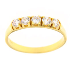 Anello Riviera Oro Giallo 18KT e Zirconi RIV2 Realizzato in Oro750‰ (18KT) Pietre: Zirconi bianchi. Garanzia: Laboratorio orafo Taormina Gioielli. Confezione: Regalo, intestata Taormina Gioielli. Per quanto riguarda la misura:  La misura disponibile in pronta consegna è 16.  Dalla data di acquisto, l’anello verrà portato alla misura desiderata in 1 giorno lavorativo, ovviamente a nostre spese.