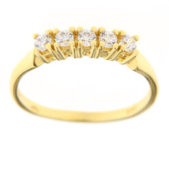 Anello Riviera Oro Giallo 18KT e Zirconi RIV3 Realizzato in Oro750‰ (18KT) Pietre: Zirconi bianchi. Garanzia: Laboratorio orafo Taormina Gioielli. Confezione: Regalo, intestata Taormina Gioielli. Per quanto riguarda la misura:  La misura disponibile in pronta consegna è 16.  Dalla data di acquisto, l’anello verrà portato alla misura desiderata in 1 giorno lavorativo, ovviamente a nostre spese.