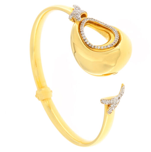 Bracciale donna Rigido in Oro Giallo 18KT (750) Questo gioiello fa parte di tutta quella merce in Oro 18kt, realizzata o venduta nel nostro store! La vendita di gioielli in Oro 18kt è uno dei nostri punti forti da molti anni, tutta la nostra merce è accompagnata dal certificato di garanzia, e il punzone 750. Misura: 6cm. Pietre: Zirconi bianchi. Chiusura: a molla. Garanzia: Laboratorio Orafo Taormina Gioielli. Confezione: Confezione Taormina Gioielli.