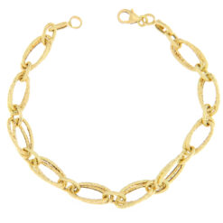 Bracciale donna Catena in Oro Giallo 18KT (750) Questo gioiello fa parte di tutta quella merce in Oro 18kt, realizzata o venduta nel nostro store! La vendita di gioielli in Oro 18kt è uno dei nostri punti forti da molti anni, tutta la nostra merce è accompagnata dal certificato di garanzia, e il punzone 750. Lunghezza: 19,50cm. Larghezza: 0,80cm. Chiusura: Moschettone. Garanzia: Laboratorio Orafo Taormina Gioielli. Confezione: Confezione Taormina Gioielli.