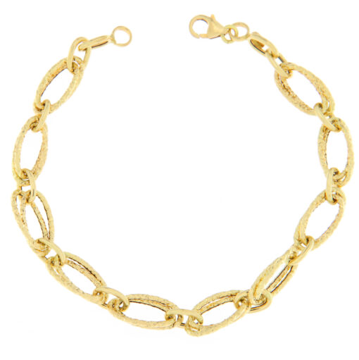 Bracciale donna Catena in Oro Giallo 18KT (750) Questo gioiello fa parte di tutta quella merce in Oro 18kt, realizzata o venduta nel nostro store! La vendita di gioielli in Oro 18kt è uno dei nostri punti forti da molti anni, tutta la nostra merce è accompagnata dal certificato di garanzia, e il punzone 750. Lunghezza: 19,50cm. Larghezza: 0,80cm. Chiusura: Moschettone. Garanzia: Laboratorio Orafo Taormina Gioielli. Confezione: Confezione Taormina Gioielli.