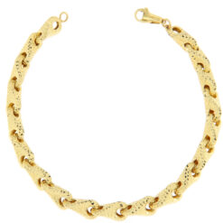 Bracciale donna Sfaccettato in Oro Giallo 18KT (750) Questo gioiello fa parte di tutta quella merce in Oro 18kt, realizzata o venduta nel nostro store! La vendita di gioielli in Oro 18kt è uno dei nostri punti forti da molti anni, tutta la nostra merce è accompagnata dal certificato di garanzia, e il punzone 750. Lunghezza: 19,50cm. Larghezza: 0,70cm. Chiusura: Moschettone. Garanzia: Laboratorio Orafo Taormina Gioielli. Confezione: Confezione Taormina Gioielli.